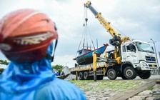 Ngư dân Đà Nẵng tránh bão Trà Mi: Thuê xe cẩu đưa thuyền lên bờ