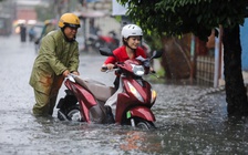 Sau cơn mưa xối xả: Nhiều người ở phố Bùi Viện, TP.Thủ Đức bì bõm lội nước giờ tan tầm