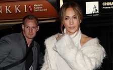 Jennifer Lopez luôn có vệ sĩ điển trai bên cạnh