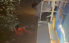 Nhân viên buýt sông cứu nam thanh niên nhảy cầu Sài Gòn trong đêm