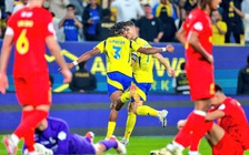 Ronaldo ghi bàn, Al Nassr vẫn thua ngược đội vừa lên hạng: Đứt luôn mạch bất bại!