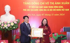 Trao Huy hiệu 30 năm tuổi Đảng tặng Phó chủ tịch nước Võ Thị Ánh Xuân