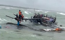 Quảng Bình: Kịp thời cứu 14 ngư dân gặp nạn chìm tàu trên biển