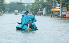 Người dân TP.HCM có thể phải lội nước trong 2 ngày tới vì triều cường cao