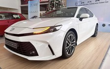 Cận cảnh Toyota Camry 2025 bản tiêu chuẩn, giá 1,22 tỉ đồng tại Việt Nam