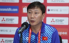 HLV Kim Sang-sik: 'Tỷ số 2-0 vẫn rất nguy hiểm, Việt Nam phải cố hết sức thắng Singapore'