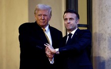 'Cuộc so kè' bắt tay của ông Trump và ông Macron