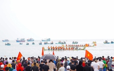 Lễ hội đua thuyền tứ linh ở Quảng Ngãi thu hút hàng nghìn du khách