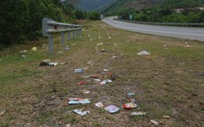 Nhiều điểm trên cao tốc La Sơn – Túy Loan ngập rác sau Tết Nguyên đán