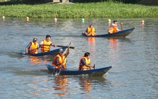 Khánh Hòa: Hàng ngàn người dân cổ vũ đua thuyền truyền thống đầu xuân trên sông Dinh
