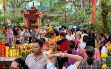 Đông nghẹt người ở TP.HCM đến chùa thắp hương trong ngày vía Ngọc Hoàng