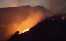 Cháy rừng lan rộng 10 ha ở Sa Pa, huy động 400 người dập lửa