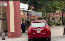 Vụ 'học sinh cúi chào giáo viên trong ô tô': Giáo viên công kích người phản ánh
