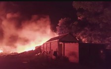 Bình Phước: Ngọn lửa bao trùm nhà xưởng sau tiếng nổ lớn