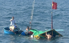 Huy động thợ lặn, tàu tìm kiếm 2 ngư dân mất tích do va chạm tàu
