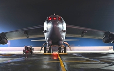 Động cơ cháy, pháo đài bay B-52 Mỹ hạ cánh khẩn