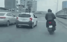 Hai người đi xe máy lên đường cấm, hành hung tài xế ô tô khai gì?
