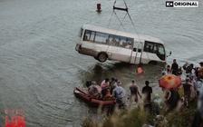 Bật mí cảnh quay xe khách 30 chỗ rơi xuống sông trong phim 'Đi về phía lửa'