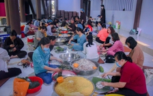 Phật tử ở TP.HCM lên chùa gói 1.000 bánh tét tặng người không về quê ăn tết