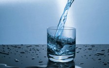 Ngày mới với tin tức sức khỏe: Uống nước ấm hay nước lạnh tốt hơn?