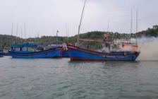 Tàu cá của ngư dân Quảng Ngãi đang neo đậu bỗng bốc cháy