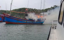 Kịp thời dập tắt đám cháy trên tàu cá Quảng Ngãi