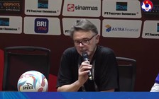 HLV Philippe Troussier động viên các cầu thủ Việt Nam sau trận thua Indonesia