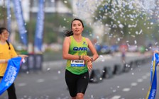 ‘Nữ hoàng chân đất’ Phạm Thị Bình thắng giải marathon quốc tế tại Đà Nẵng