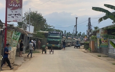 Quảng Ngãi: Người dân chặn đoàn xe tải chở đất gây bụi