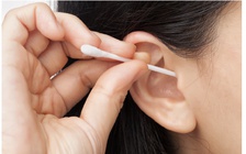 Bác sĩ nêu nguyên nhân thói quen ngoáy tai có thể ảnh hưởng đến thính lực
