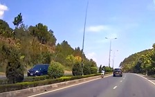 Thót tim cảnh nữ sinh chạy xe máy ngược chiều trên cao tốc