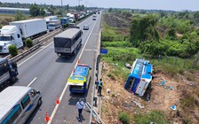 Xe khách lao vào hộ lan cao tốc TP.HCM - Trung Lương, 2 người bị thương nặng