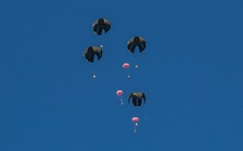 Sự cố thả hàng viện trợ gây chết người ở Gaza, Hamas tuyên bố rắn với Israel