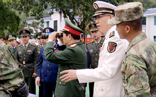 Đại tướng Phan Văn Giang tham quan khí tài của lực lượng biên phòng Trung Quốc