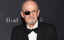 Tác giả 'Những vần thơ của quỷ Satan' Salman Rushdie ra hồi ký sau khi bị đâm