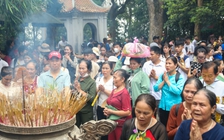 Hàng nghìn người về đền Hùng dâng hương trước ngày chính lễ giỗ Tổ