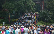 Hàng nghìn du khách đội mưa dâng hương ngày giỗ tổ Hùng Vương