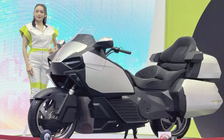 Xe máy điện giống Honda Gold Wing, chạy hơn 700 km sau mỗi lần sạc đầy