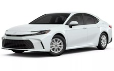 Toyota Camry 2025 bản tiêu chuẩn vẫn trang bị động cơ hybrid