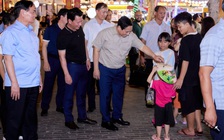 Thủ tướng Phạm Minh Chính thăm chợ đêm Vui Phết tại Phú Quốc