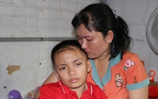 'Con muốn sống': Người mẹ nghèo nợ 150 triệu đồng khóc nghẹn tìm đủ đường cứu con