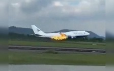 Máy bay chở 468 người hạ cánh khẩn cấp vì cháy động cơ