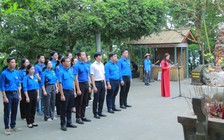 Anh Nguyễn Minh Triết cùng Ban Tuyên giáo T.Ư Đoàn dâng hương tại đền Hùng