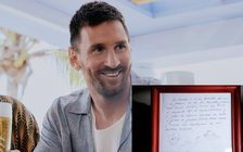 Bản hợp đồng đầu tiên của Messi được ký trên… khăn ăn, bán đấu giá tới 950.000 USD