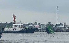 TP.HCM: Tàu va chạm sà lan ở ngã ba Đèn Đỏ, 9 thùng container rơi xuống sông