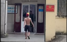 Khống chế nam thanh niên cầm gậy sắt xông vào trụ sở công an phường la hét