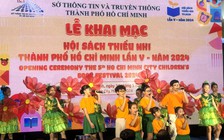 Khai mạc Hội sách thiếu nhi TP.HCM 'Vui hè cùng sách hay' trong mưa