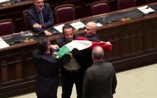 Ẩu đả nảy lửa ở Quốc hội Ý, một nghị sĩ ra về bằng xe lăn
