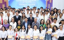 Ông Johnathan Hạnh Nguyễn đã tài trợ cho Quỹ học bổng Vừ A Dính 20 tỉ đồng