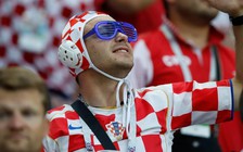 CĐV Croatia luôn mang mũ độc lạ khi cổ vũ: Thì ra ý nghĩa đến vậy!